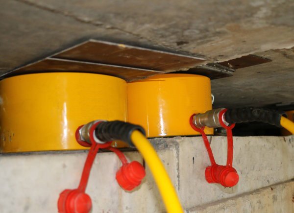 橋梁千斤頂.jpg 橋梁千斤頂.jpg