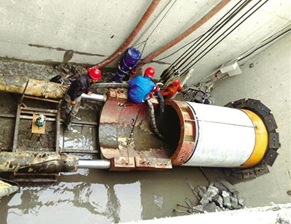河北石家莊泥水平衡頂管機施工現場
